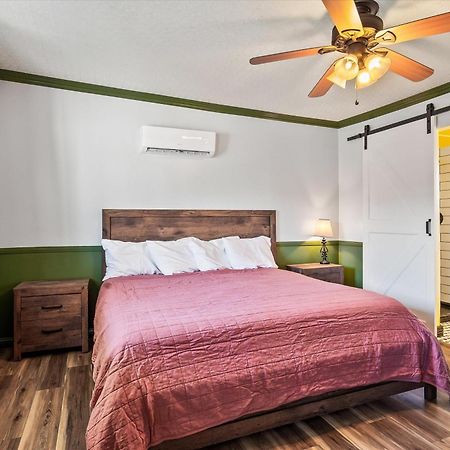 تومبستون Sagebrush Inn الغرفة الصورة A bedroom at the hotel