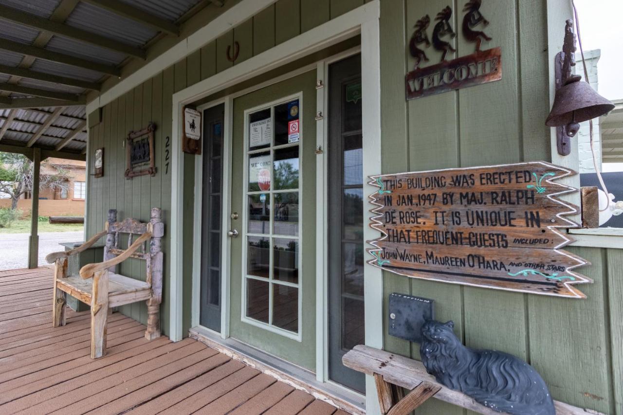 تومبستون Sagebrush Inn المظهر الخارجي الصورة The front door of the museum