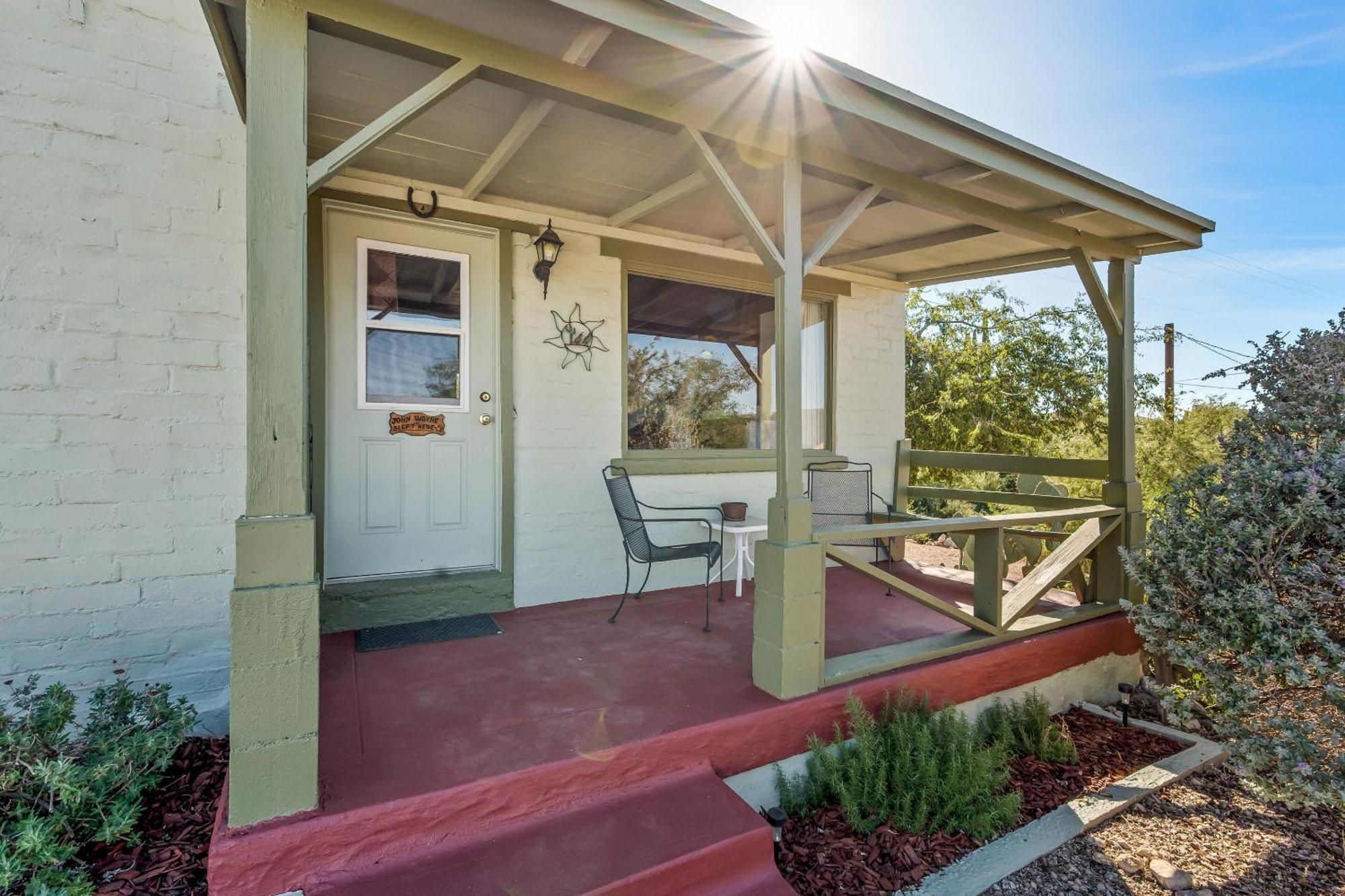 تومبستون Sagebrush Inn الغرفة الصورة The front porch of the house