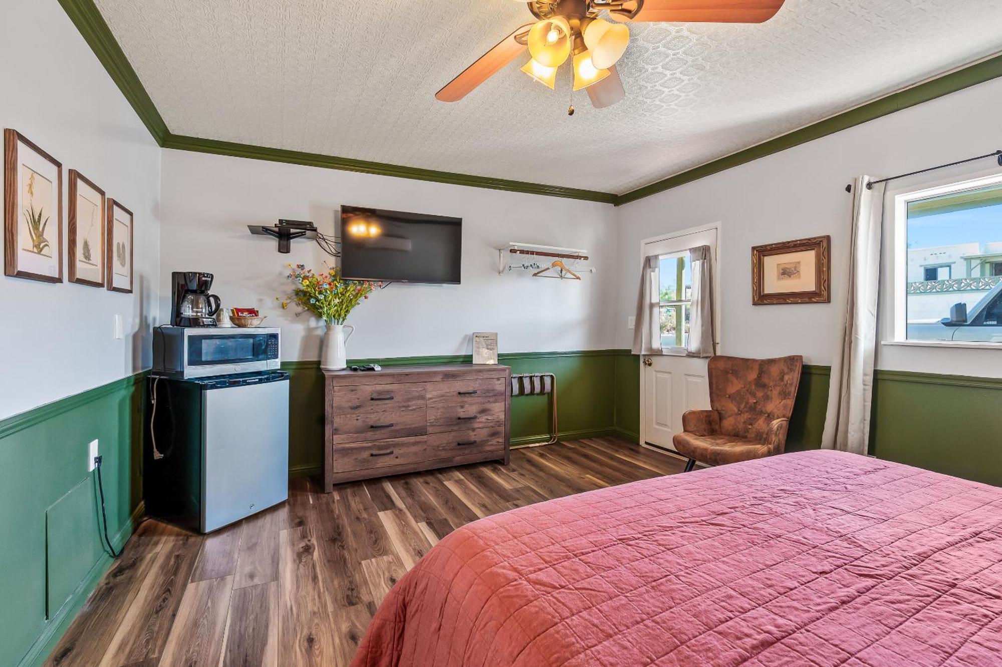 تومبستون Sagebrush Inn الغرفة الصورة A room at the Inn at the Opera House