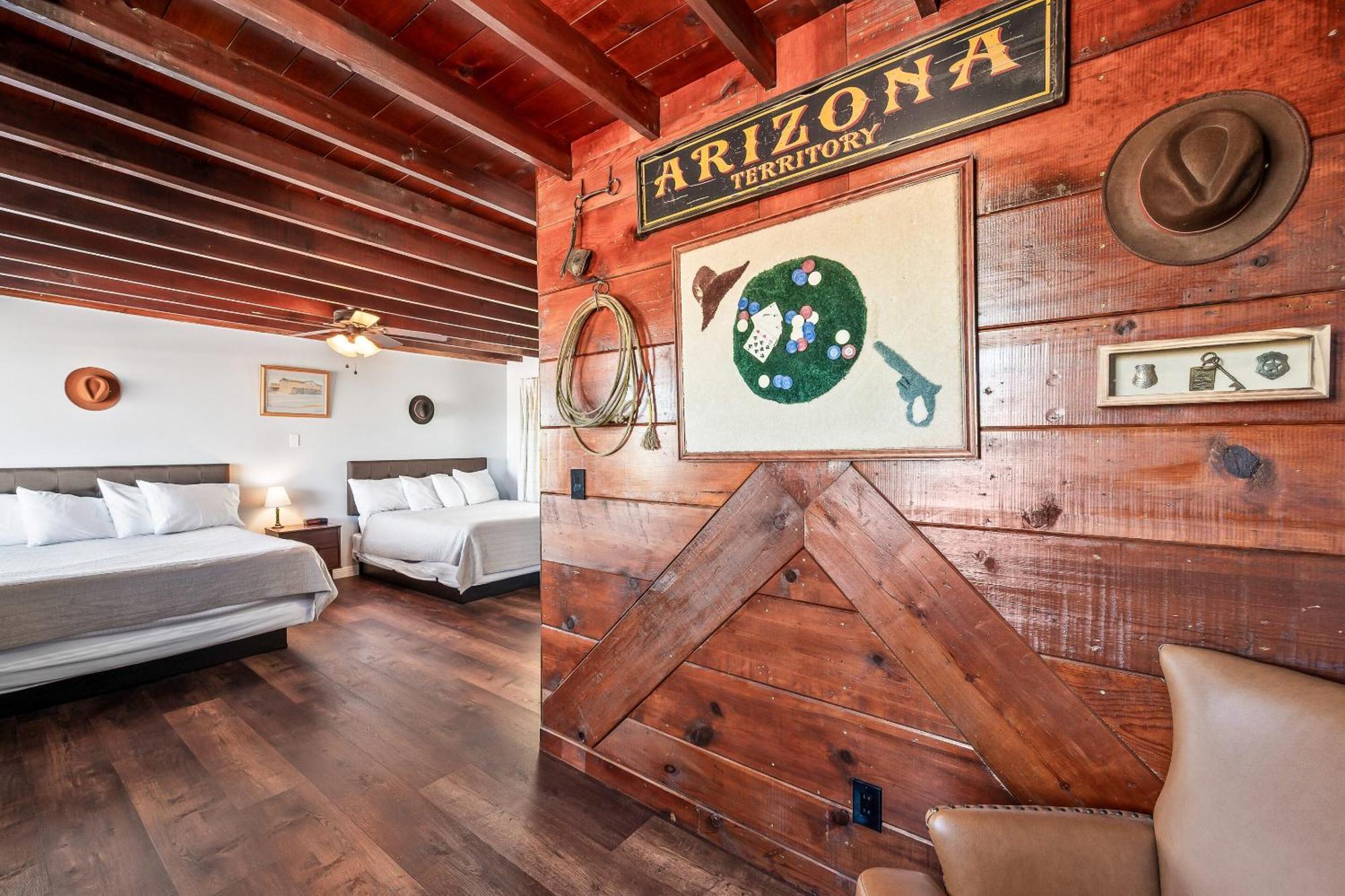 تومبستون Sagebrush Inn الغرفة الصورة A guest room at the hotel