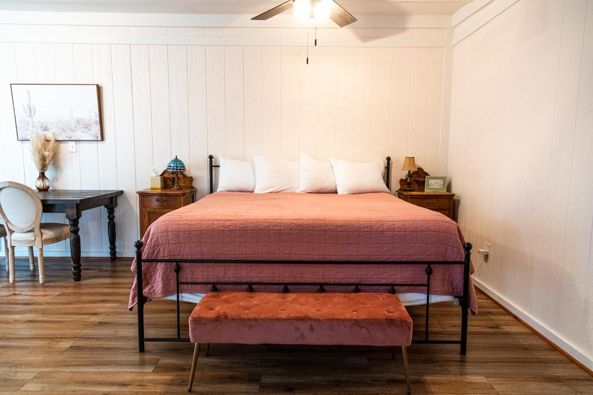 تومبستون Sagebrush Inn الغرفة الصورة A bedroom at the Inn at the Opera
