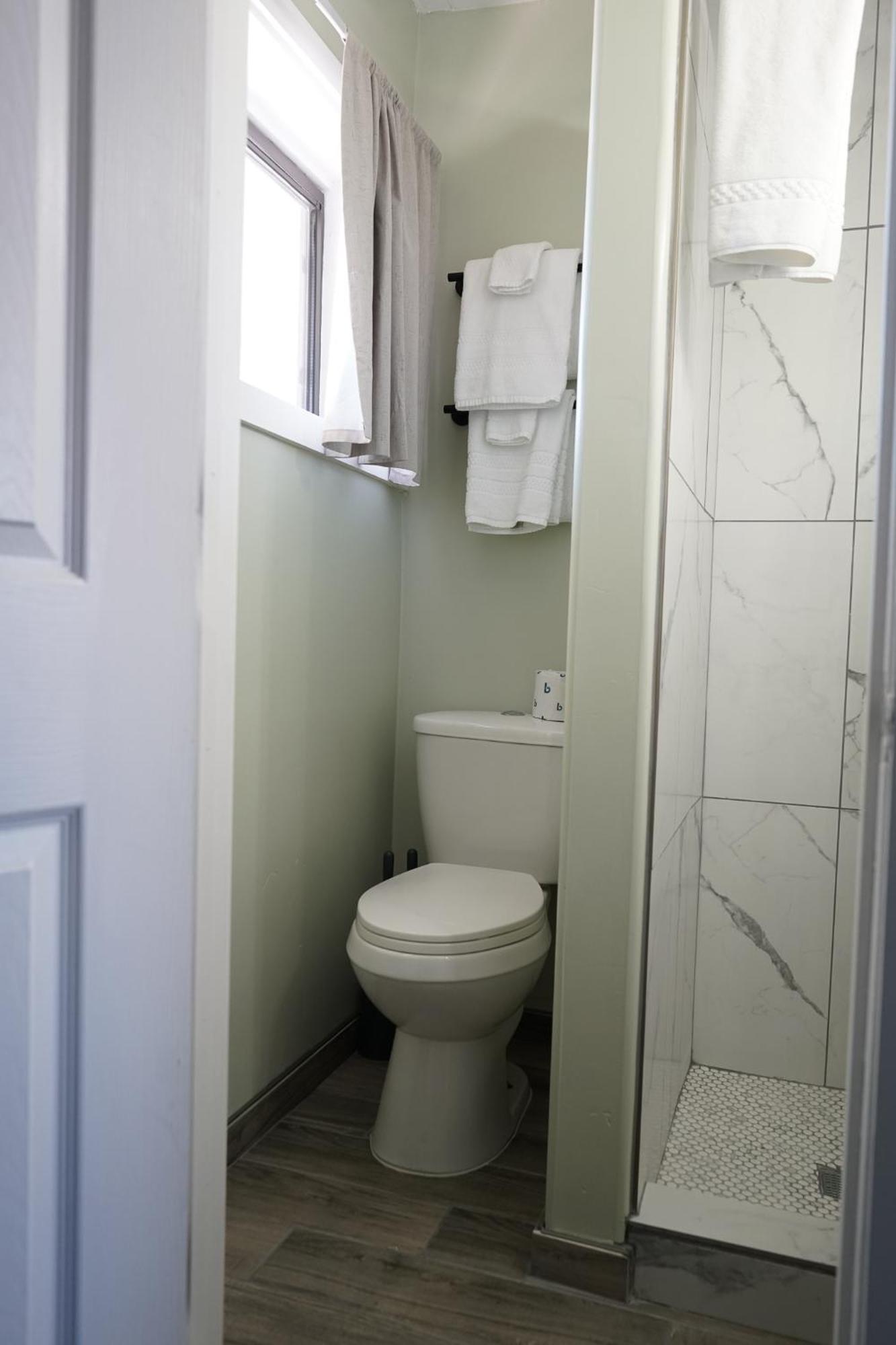 تومبستون Sagebrush Inn الغرفة الصورة A toilet in a home
