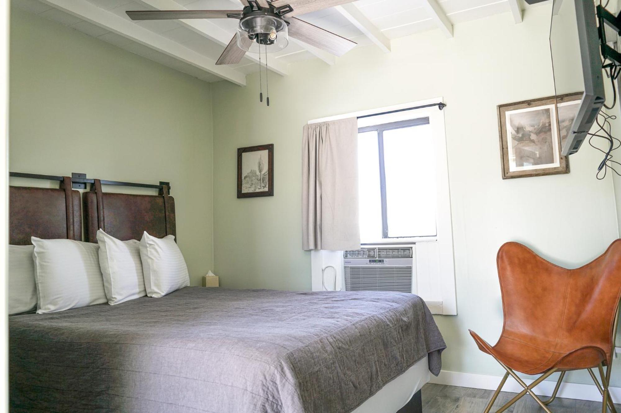 تومبستون Sagebrush Inn الغرفة الصورة A room at the hotel