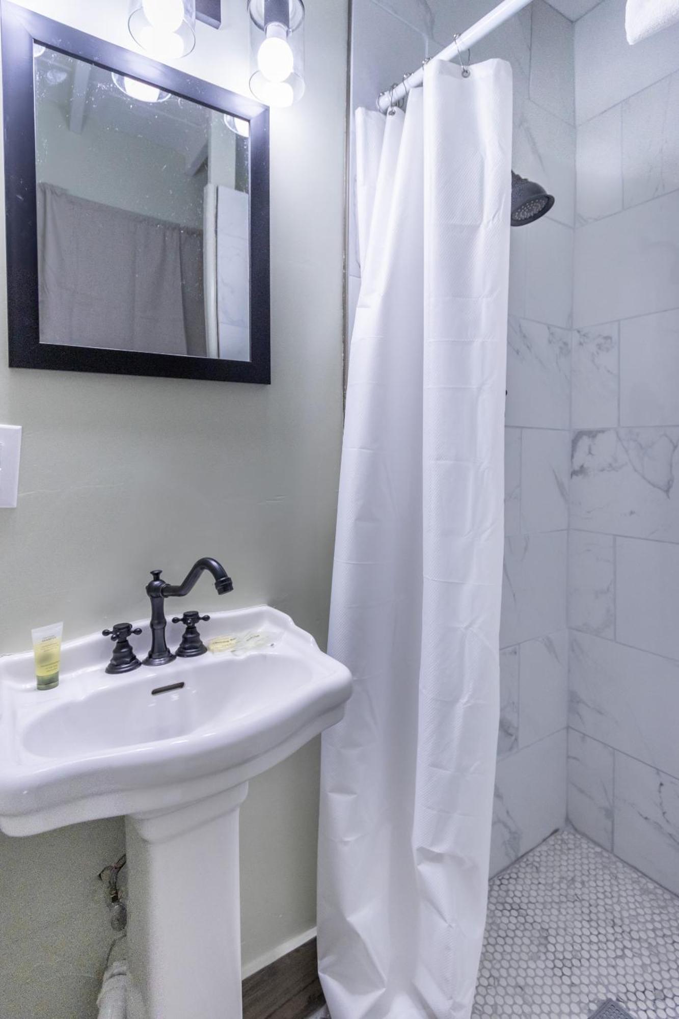 تومبستون Sagebrush Inn الغرفة الصورة A shower curtain