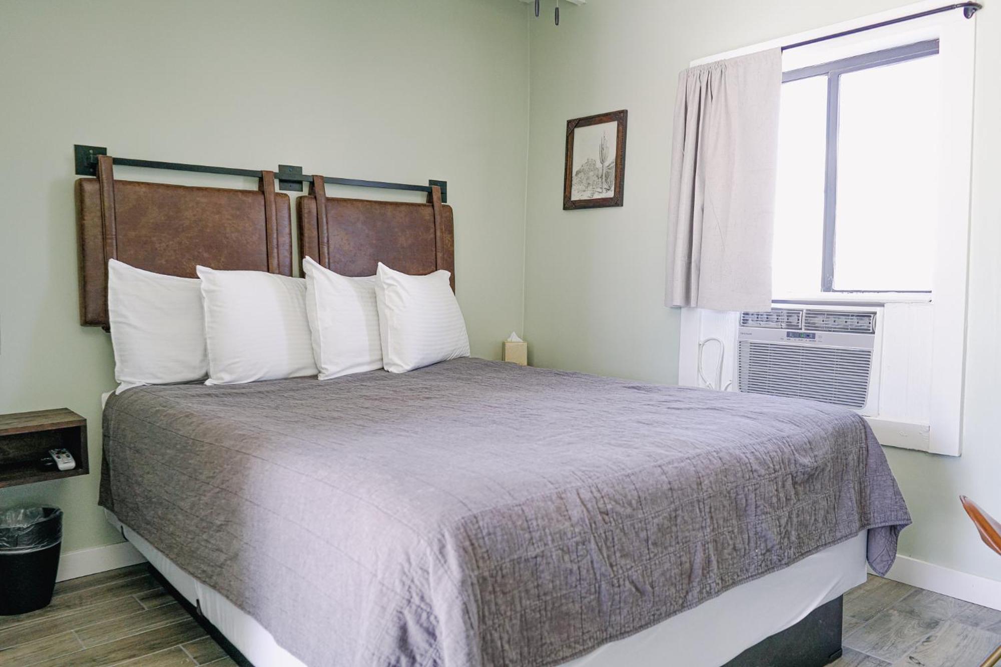 تومبستون Sagebrush Inn الغرفة الصورة A room at the hotel