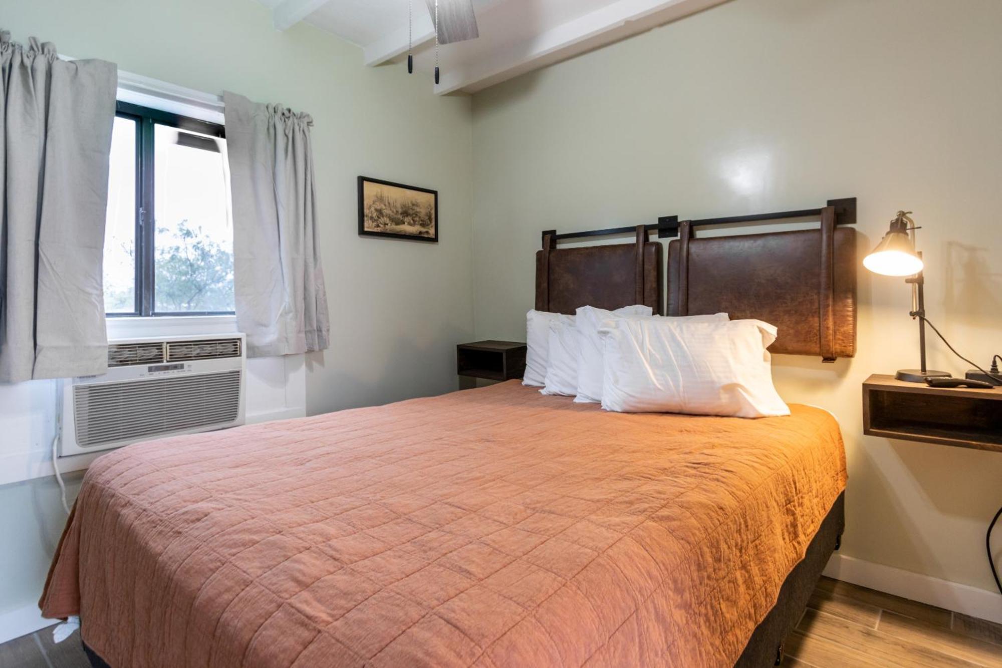 تومبستون Sagebrush Inn الغرفة الصورة A room at the hotel