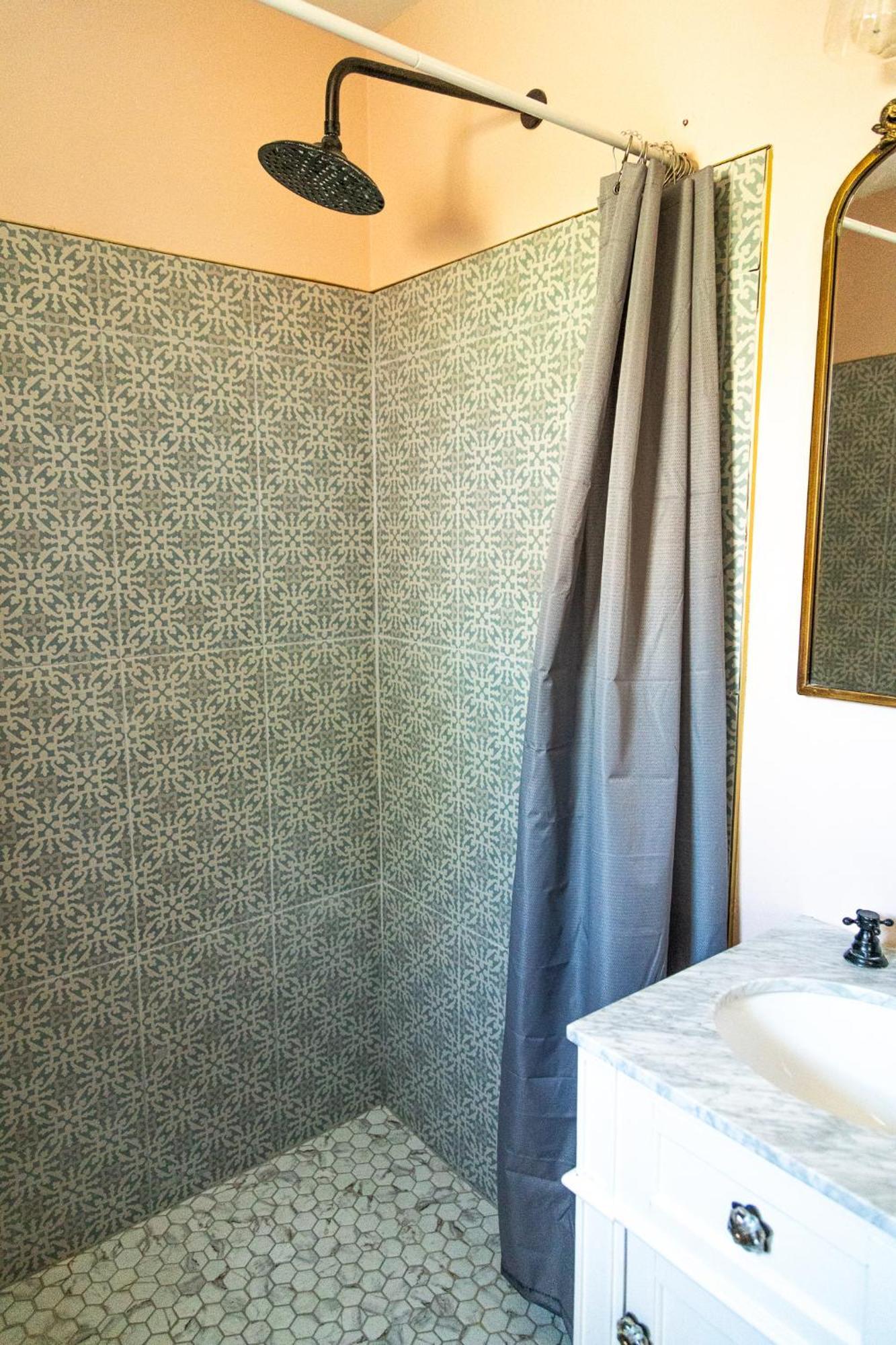 تومبستون Sagebrush Inn الغرفة الصورة A shower curtain