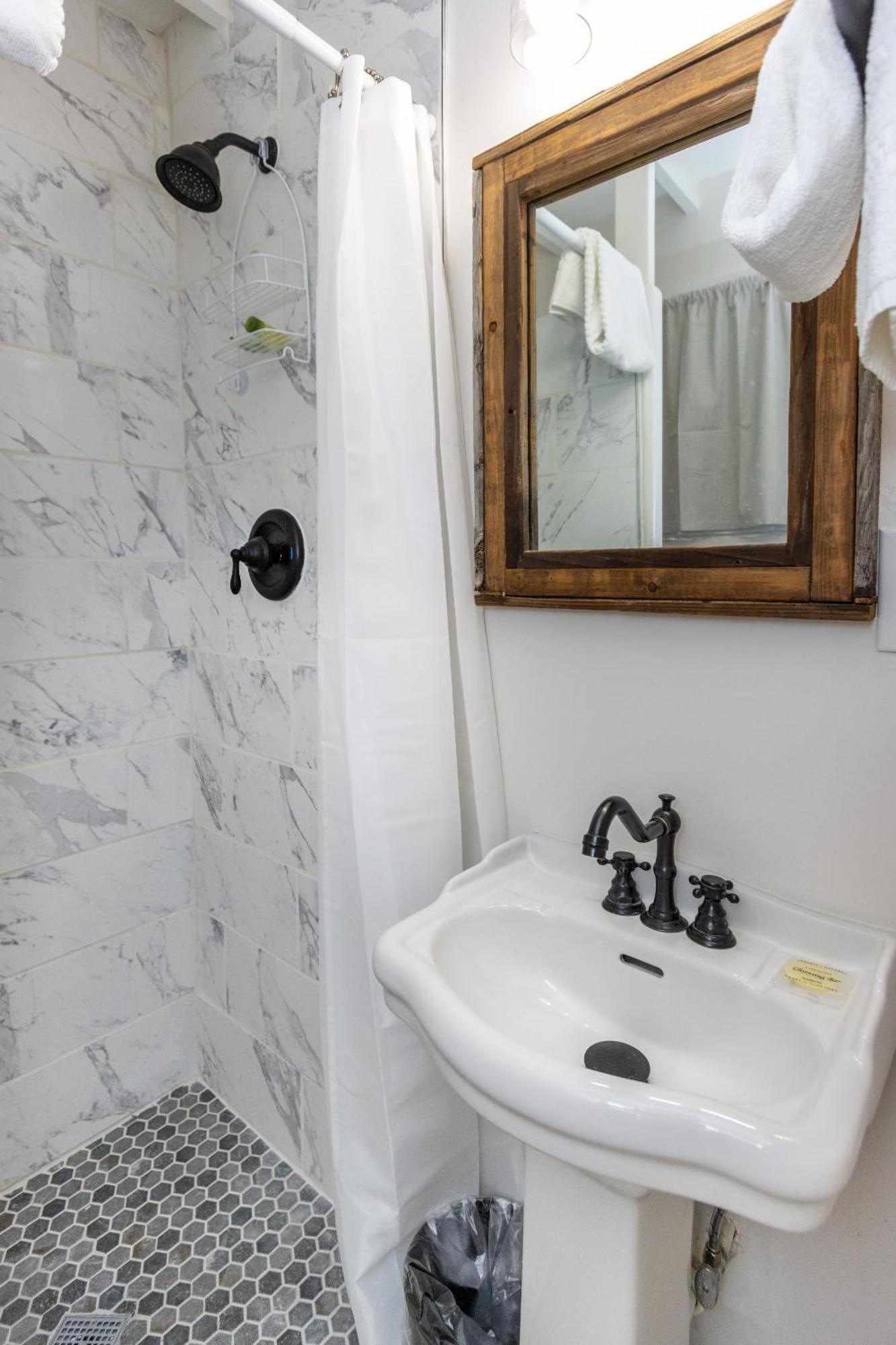 تومبستون Sagebrush Inn الغرفة الصورة A bathroom in the house