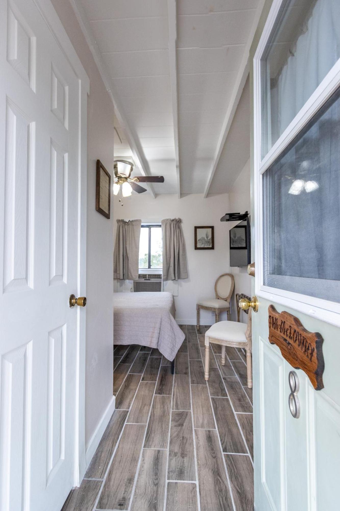 تومبستون Sagebrush Inn الغرفة الصورة A guest room at the Inn at the Opera