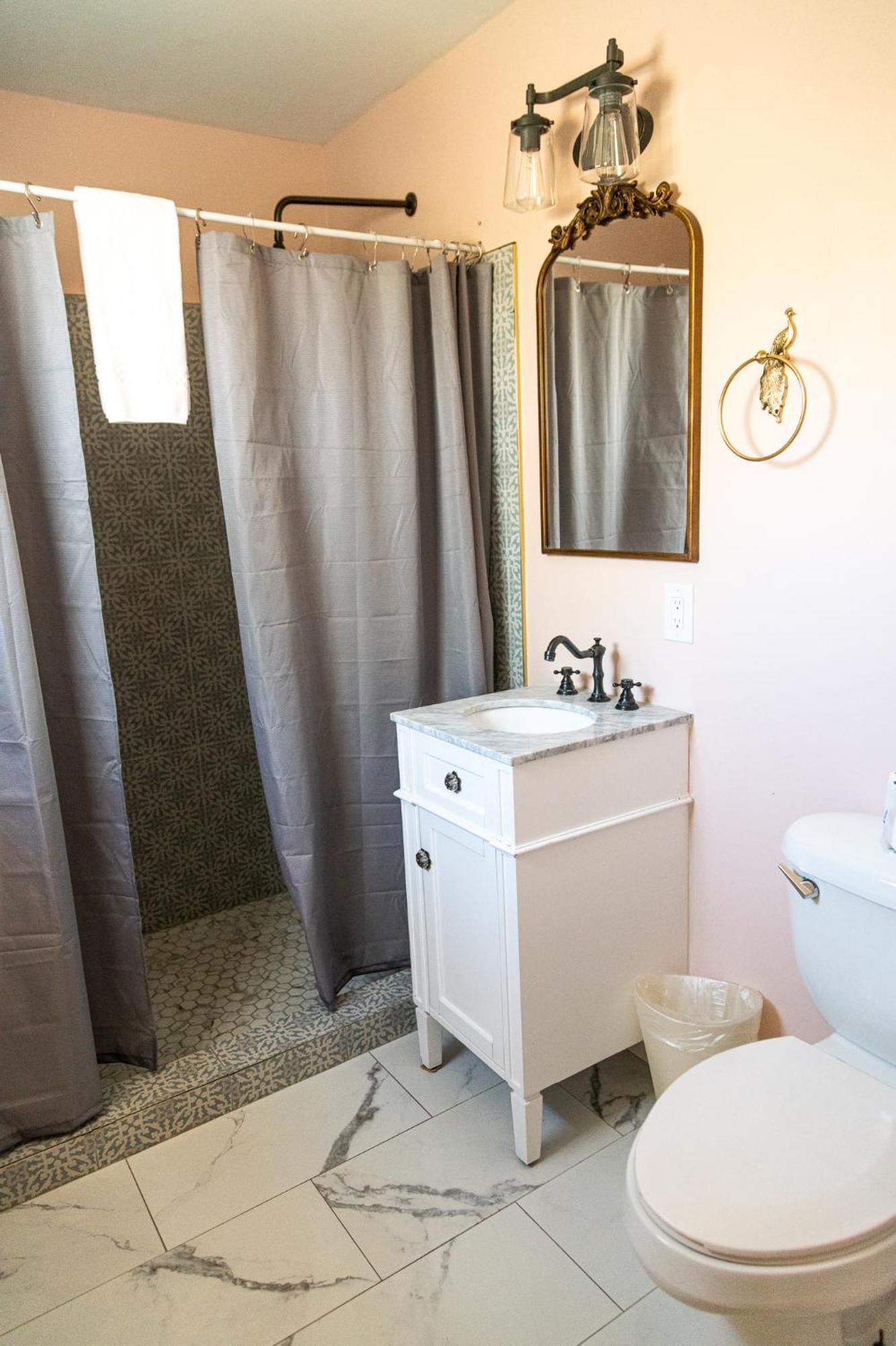 تومبستون Sagebrush Inn الغرفة الصورة Bathroom with shower curtain
