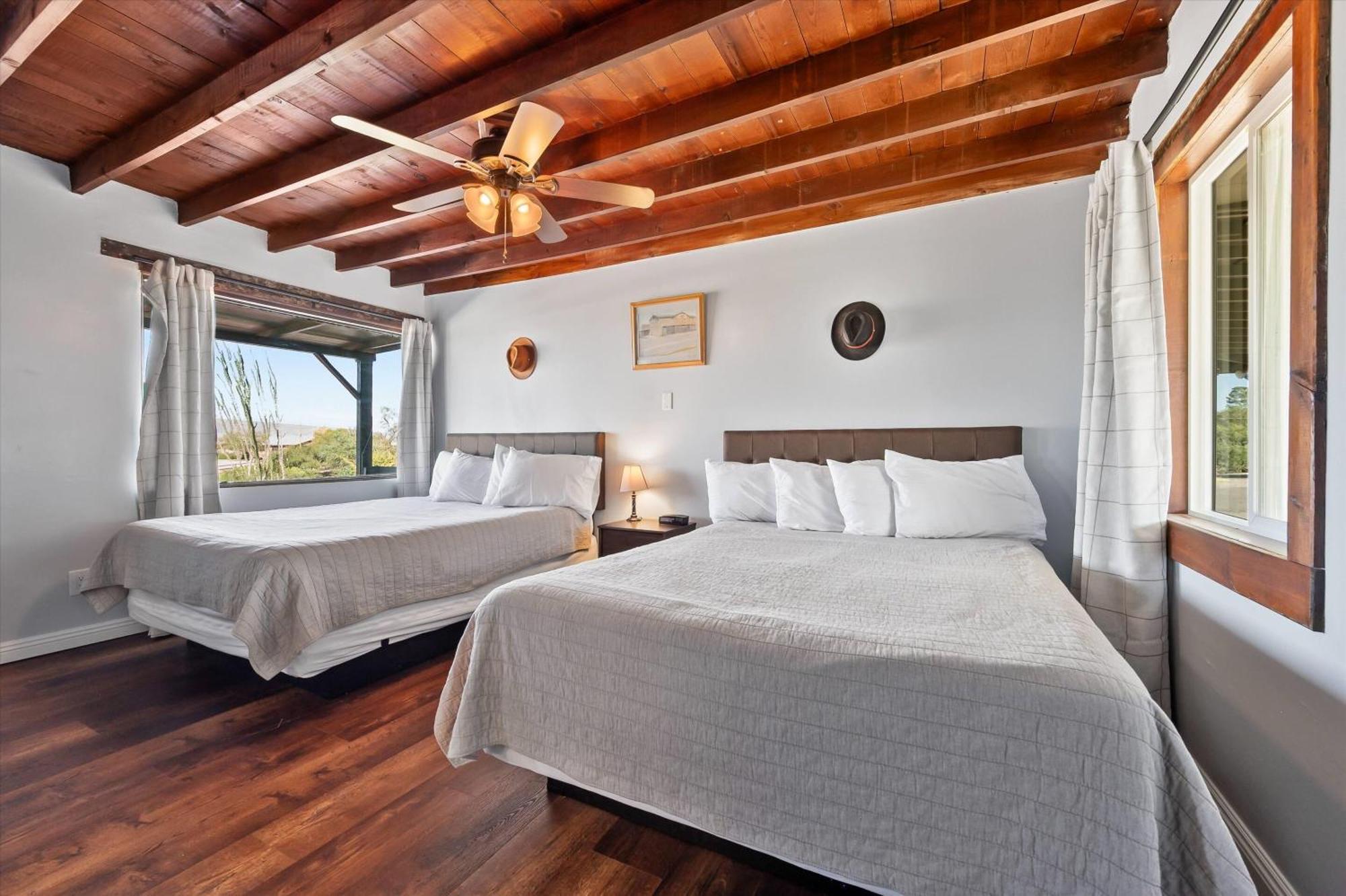 تومبستون Sagebrush Inn الغرفة الصورة Guest room at the Inn at the Opera