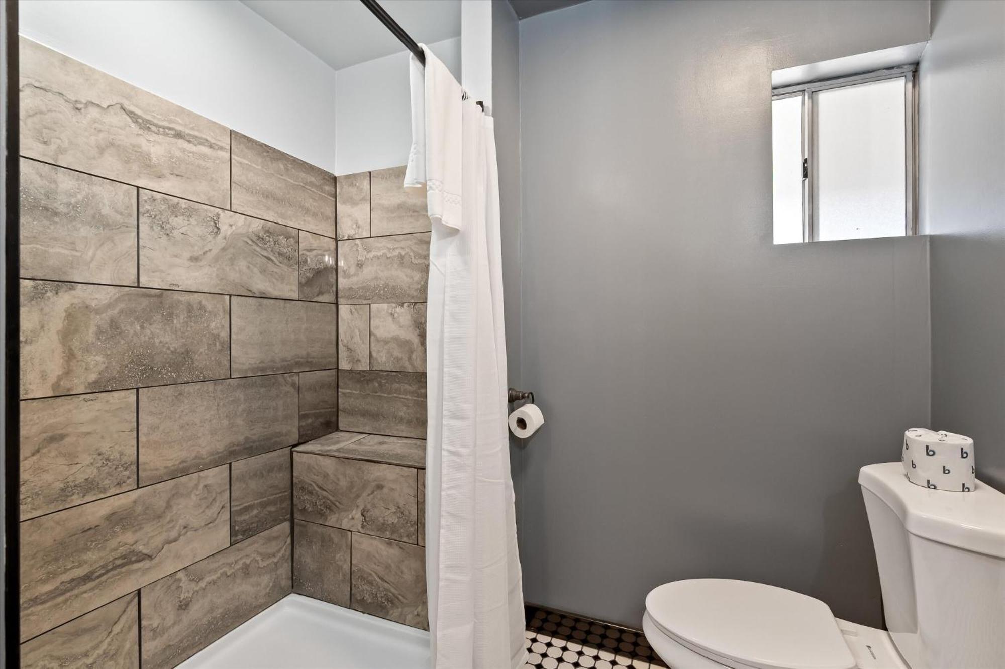 تومبستون Sagebrush Inn الغرفة الصورة Bathroom