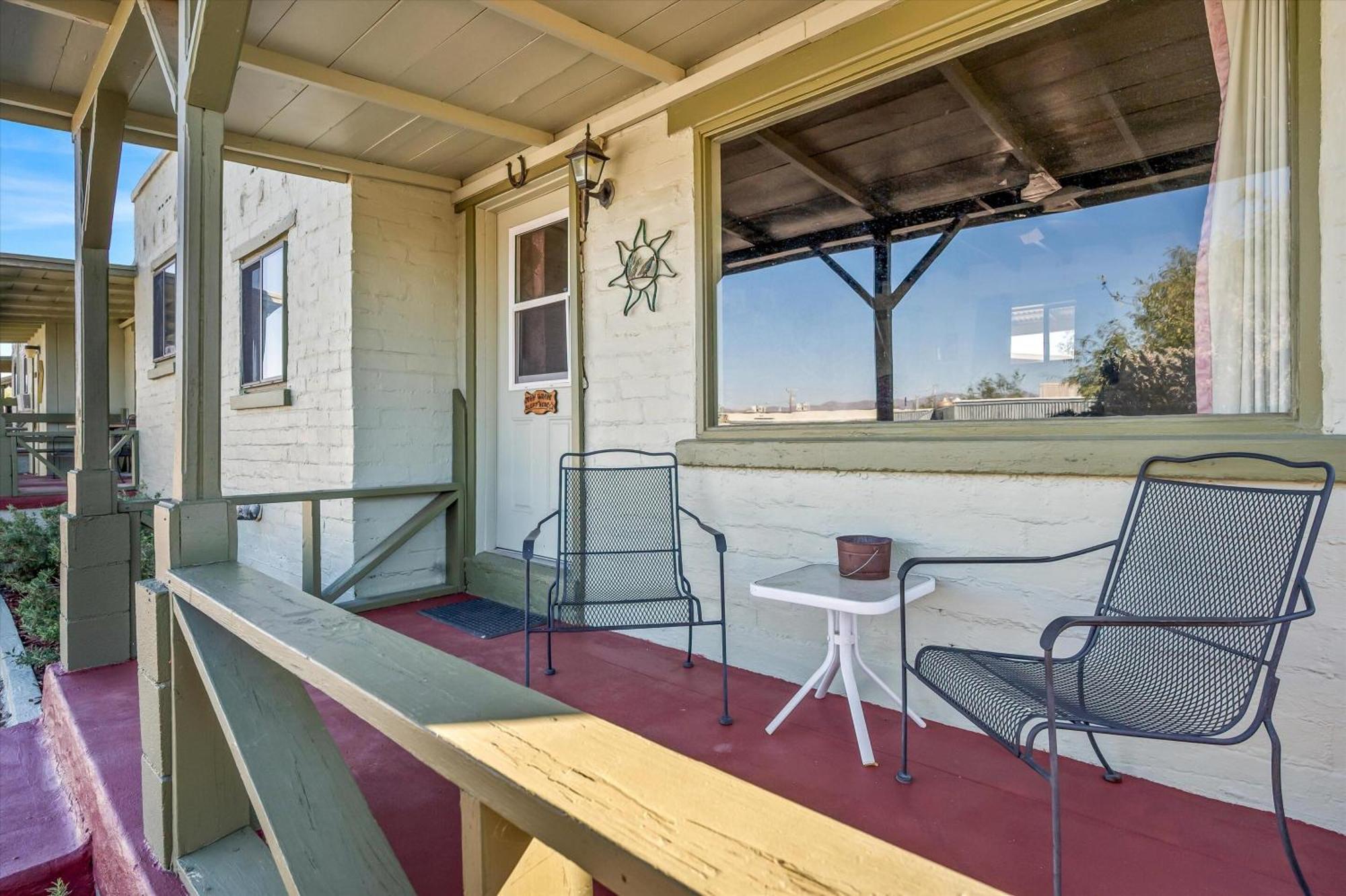 تومبستون Sagebrush Inn الغرفة الصورة The balcony of the house